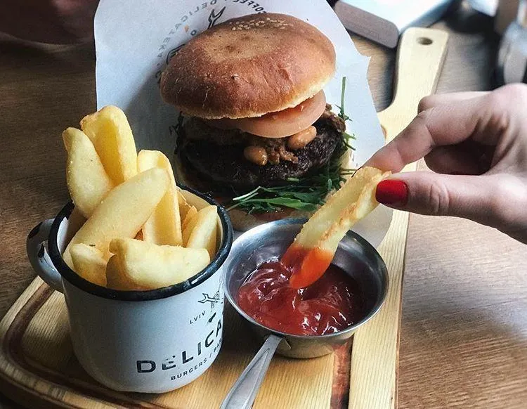 DELICATEKA – тут пригощають смачними бургерами з картоплі DELICATEKA – тут пригощають смачними бургерами з картоплі