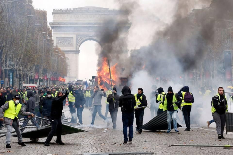 Протесты желтых жилетов во Франции 2018 - причины и есть ли след России