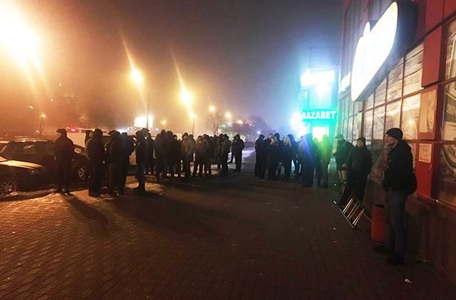 В Киеве сообщают о рейдерском захвате торгового центра "Дарница": фото и видео