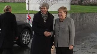 Мей прибула на зустріч до Меркель і не змогла вийти з машини: відео курйозу 