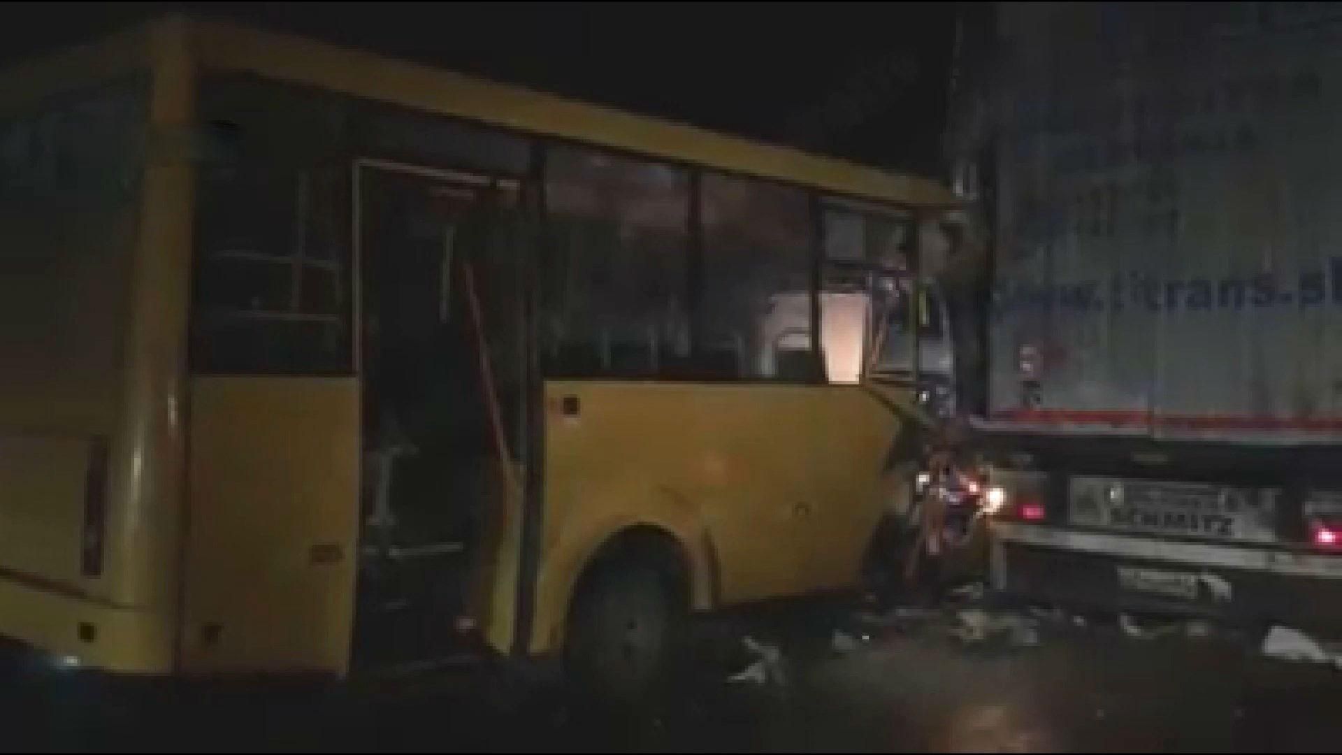 На Київщині маршрутка зіткнулася з вантажівкою: є поранені та загиблий На Київщині маршрутка зіткнулася з вантажівкою: є поранені та загиблий