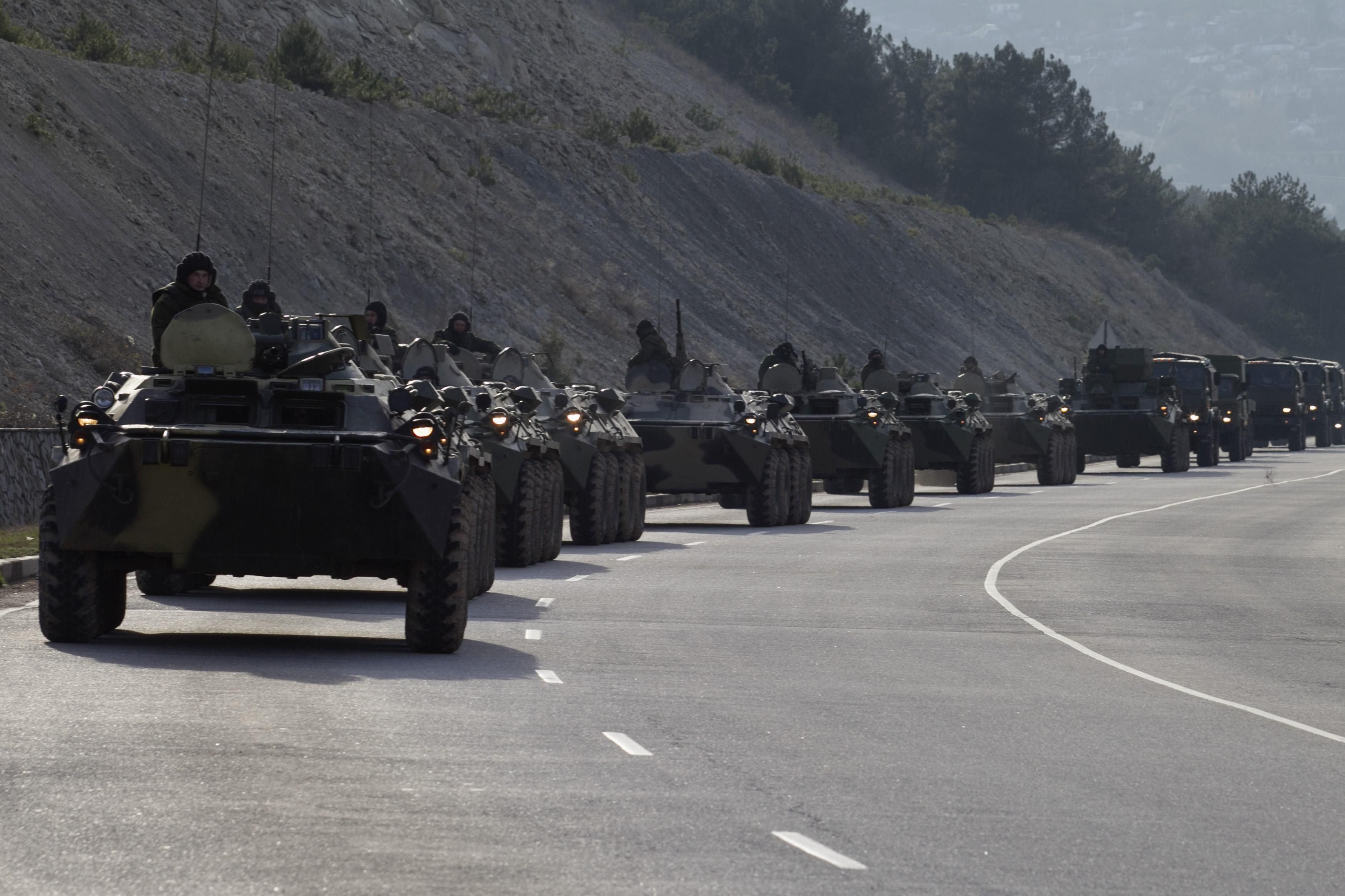 Россия вывозит из Крыма военную технику: появилось видео колонны грузовиков