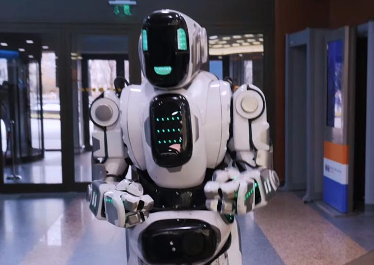 Затея не удалась: в России попытались выдать аниматора в костюме за "самого современного работа"