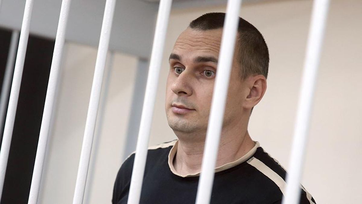 Сенцов написав нового листа: "Тебе півсвіту підтримує, а ти вже місяць на окропі й баланді" Сенцов написав нового листа: "Тебе півсвіту підтримує, а ти вже місяць на окропі й баланді"