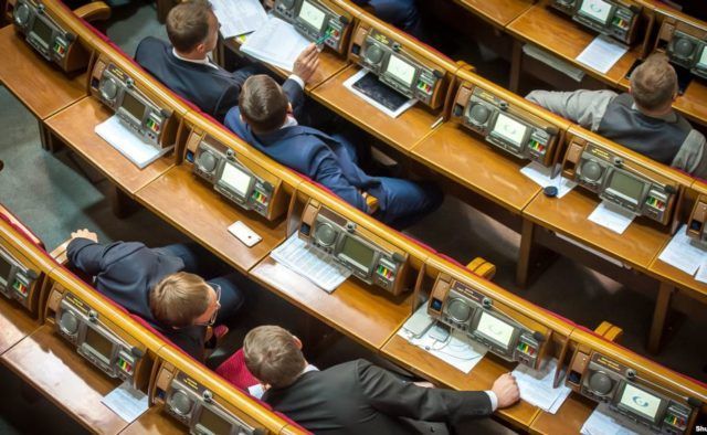 Которые народные депутаты приносят меньше всего пользы Украине