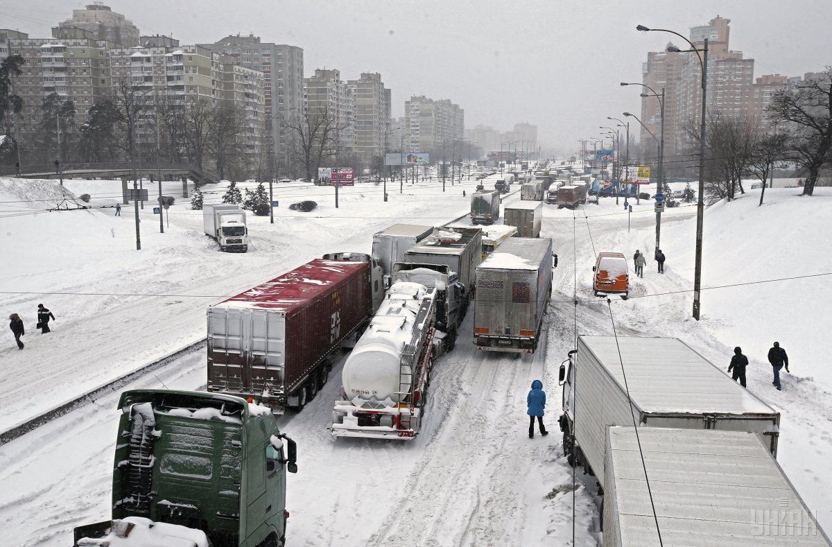 Через снігопад до Києва заборонили в’їжджати вантажівкам