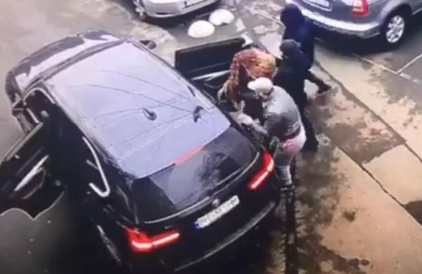 В Одесі група чоловіків посеред білого дня викрала дівчину: відео В Одесі група чоловіків посеред білого дня викрала дівчину: відео