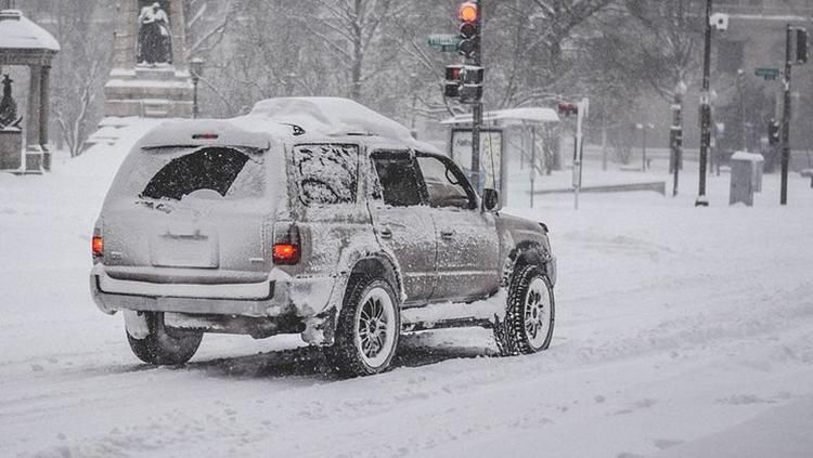 Часть Украины накрыли мощные снегопады: впечатляющие фото и видео