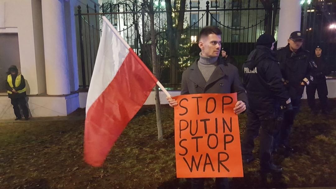 Під посольством Росії у Варшаві  пройшла акція на підтримку Сенцова