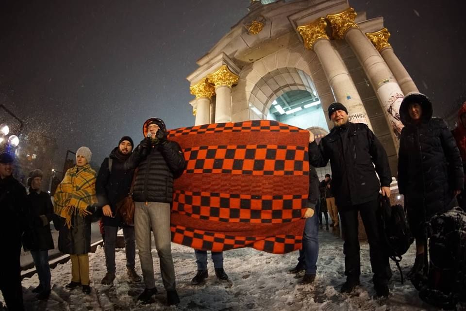 С одеялами против Насирова: в Киеве устроили протест против его восстановления в должности