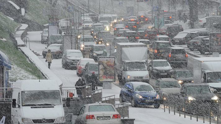 Снігопади в Україні: до Києва відновили в'їзд вантажівок