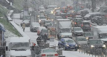 Снігопади в Україні: до Києва відновили в'їзд вантажівок
