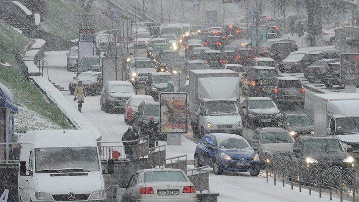 Снегопады в Украине: в Киев возобновили въезд грузовиков
