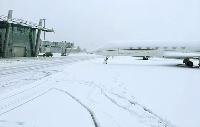 Київ замело снігом: як працюють столичні аеропорти Київ замело снігом: як працюють столичні аеропорти