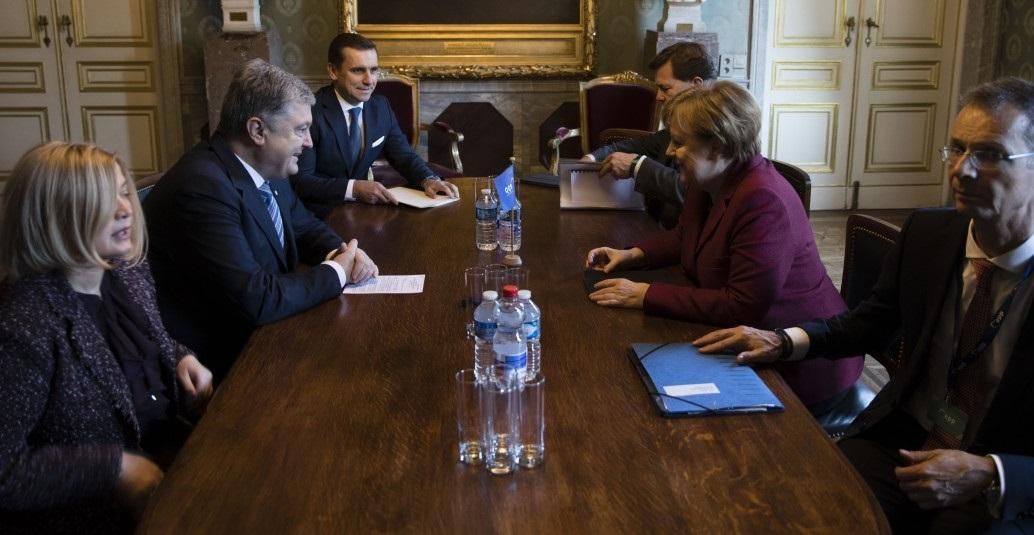 Порошенко встретился с Меркель в Брюсселе: обсудили введение "Азовского пакета санкций" Порошенко встретился с Меркель в Брюсселе: обсудили введение "Азовского пакета санкций"