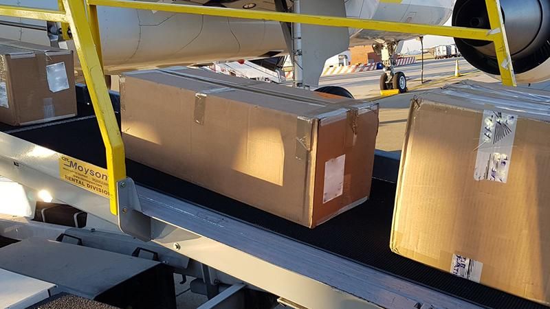 Самолет Порошенко улетел из Брюсселя в Украину с грузом оборудования от НАТО