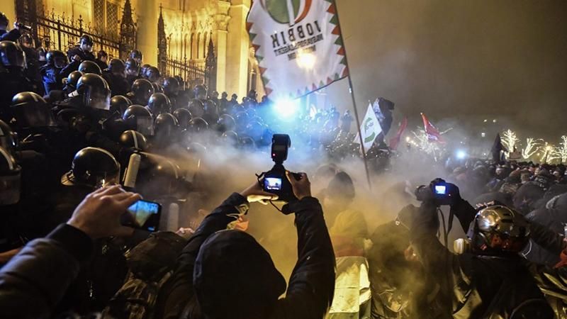 В Будапеште устроили митинг против "рабского закона": полиция применила слезоточивый газ