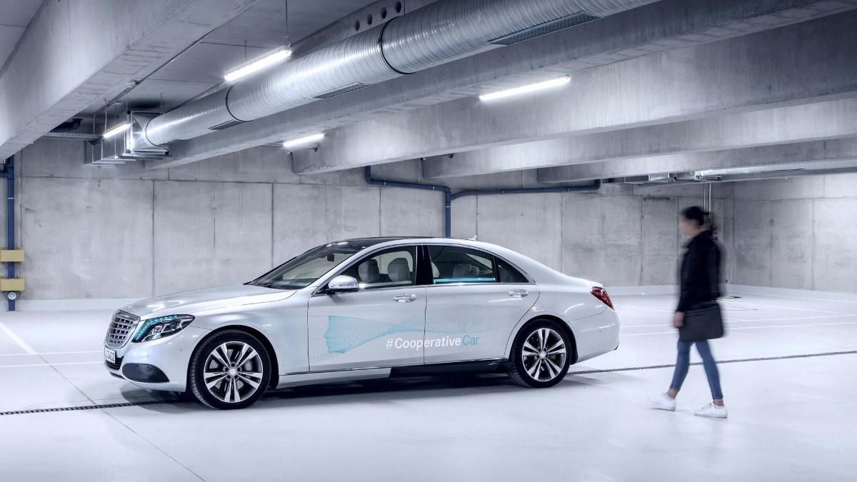 Daimler навчить безпілотники "спілкуватися" з пішоходами Daimler навчить безпілотники "спілкуватися" з пішоходами