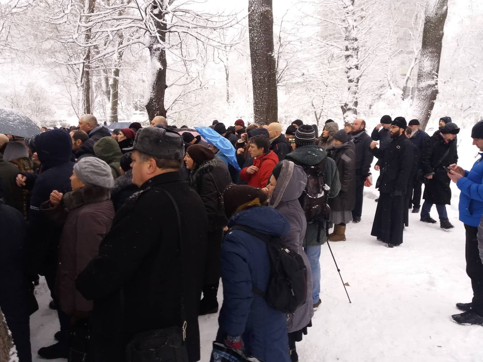 "Просто проходил мимо": верующие УПЦ МП собрались под Радой на акцию протеста
