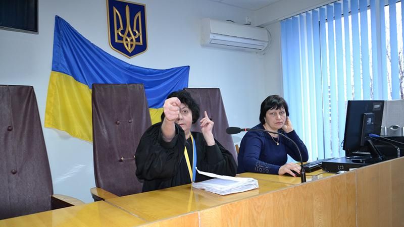 На Запорожье судья на заседании показала адвокату дулю: фото и видео