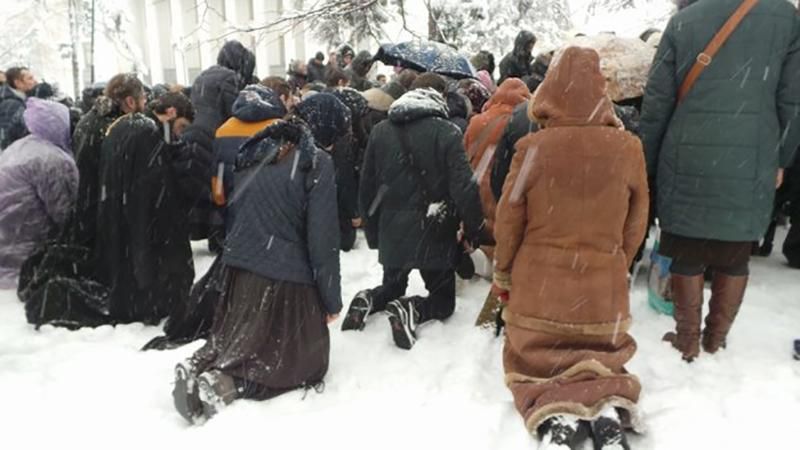 Віряни УПЦ МП на колінах в снігу влаштували безстроковий молебінь під Радою: фото