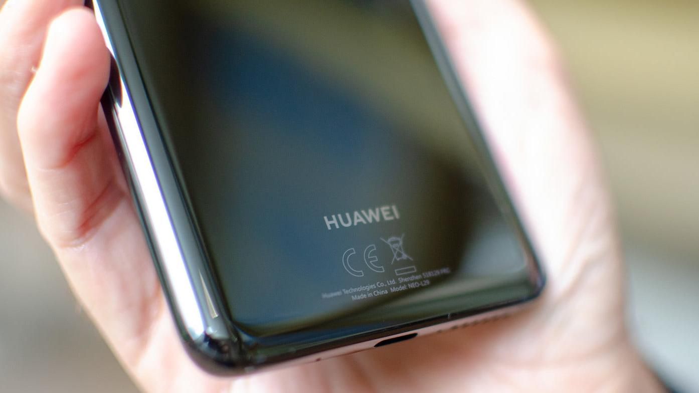 Почему флагман Huawei P30 может так и не получить "дырку" в дисплее