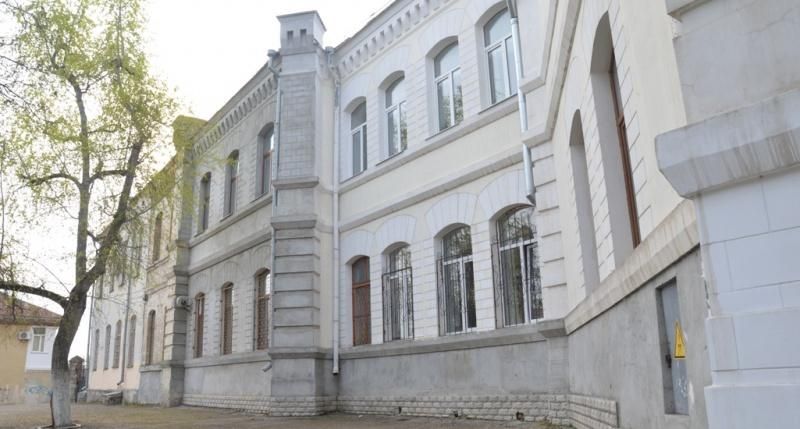 В школі окупованого Севастополя на школярів обвалилась стеля: з'явилось відео В школі окупованого Севастополя на школярів обвалилась стеля: з'явилось відео