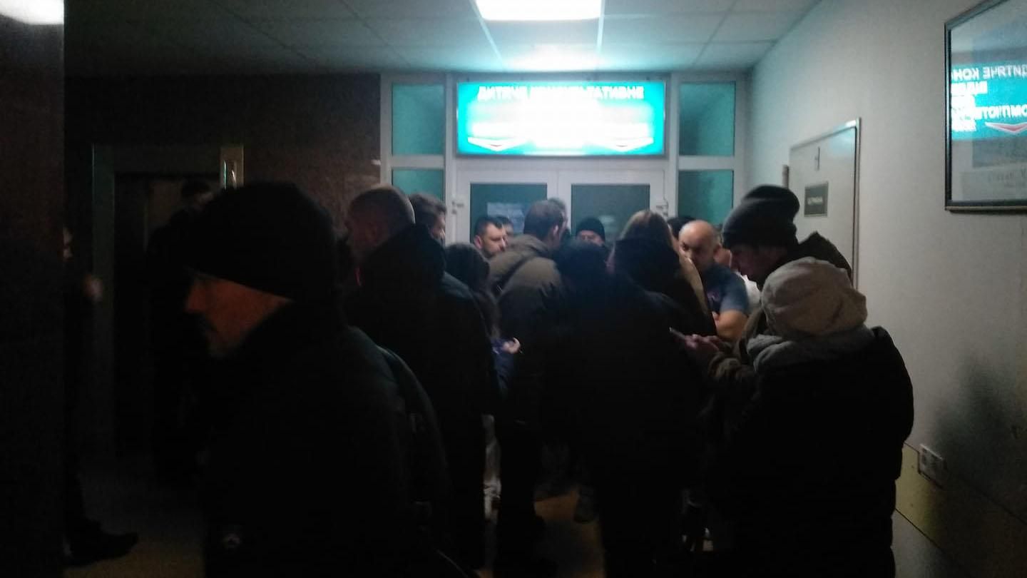 В Інституті серця у Києві стались сутички, затримали праворадикалів: фото, відео В Інституті серця у Києві стались сутички, затримали праворадикалів: фото, відео