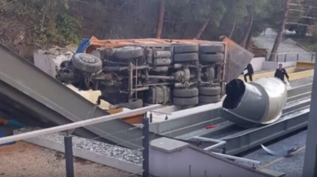 У Ялті вантажівка влетіла на територію аквапарку: карколомне відео У Ялті вантажівка влетіла на територію аквапарку: карколомне відео