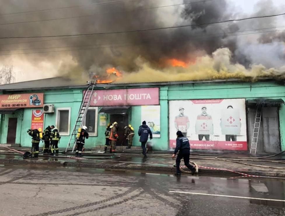 Масштабный пожар в Одессе, горит отделение "Новой почты": фото, видео