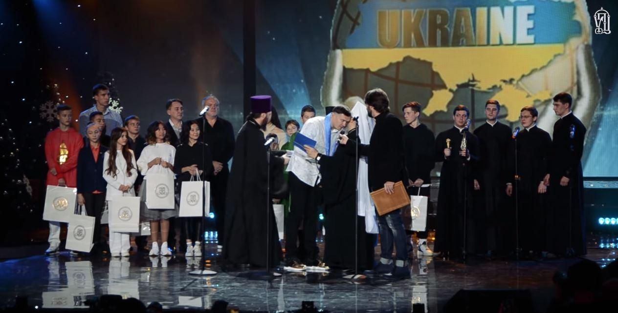 Дякував і цілував руки Онуфрію: Олександр Усик отримав орден від Московського Патріархату Дякував і цілував руки Онуфрію: Олександр Усик отримав орден від Московського Патріархату