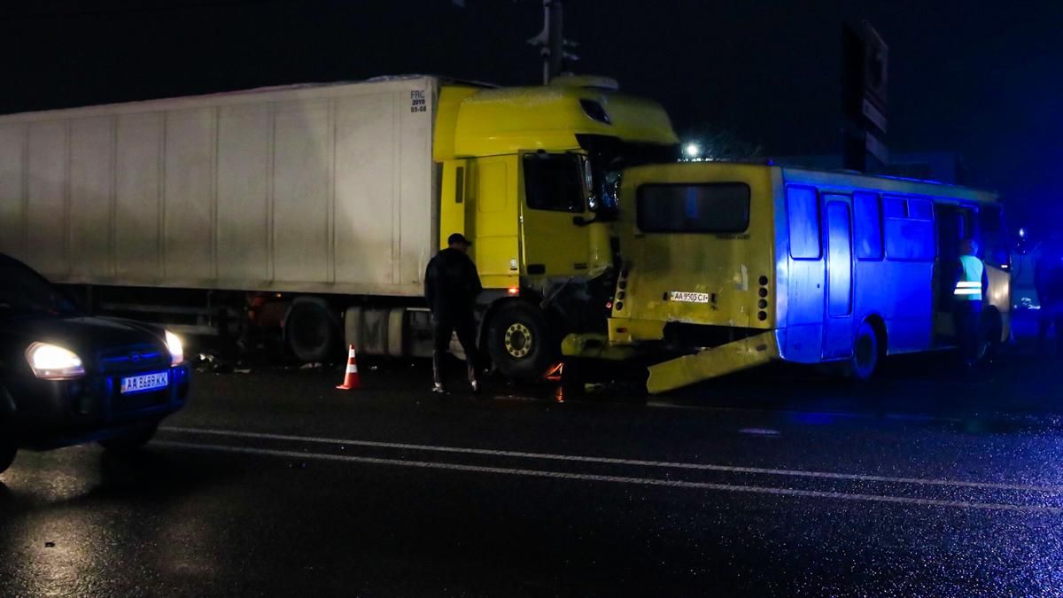 Вантажівка в'їхала у 6 машин під Києвом: серед потерпілих – дитина 