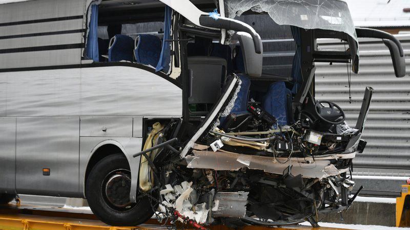 У Швейцарії пасажирський автобус з росіянами влетів у стіну: є загиблий У Швейцарії пасажирський автобус з росіянами влетів у стіну: є загиблий