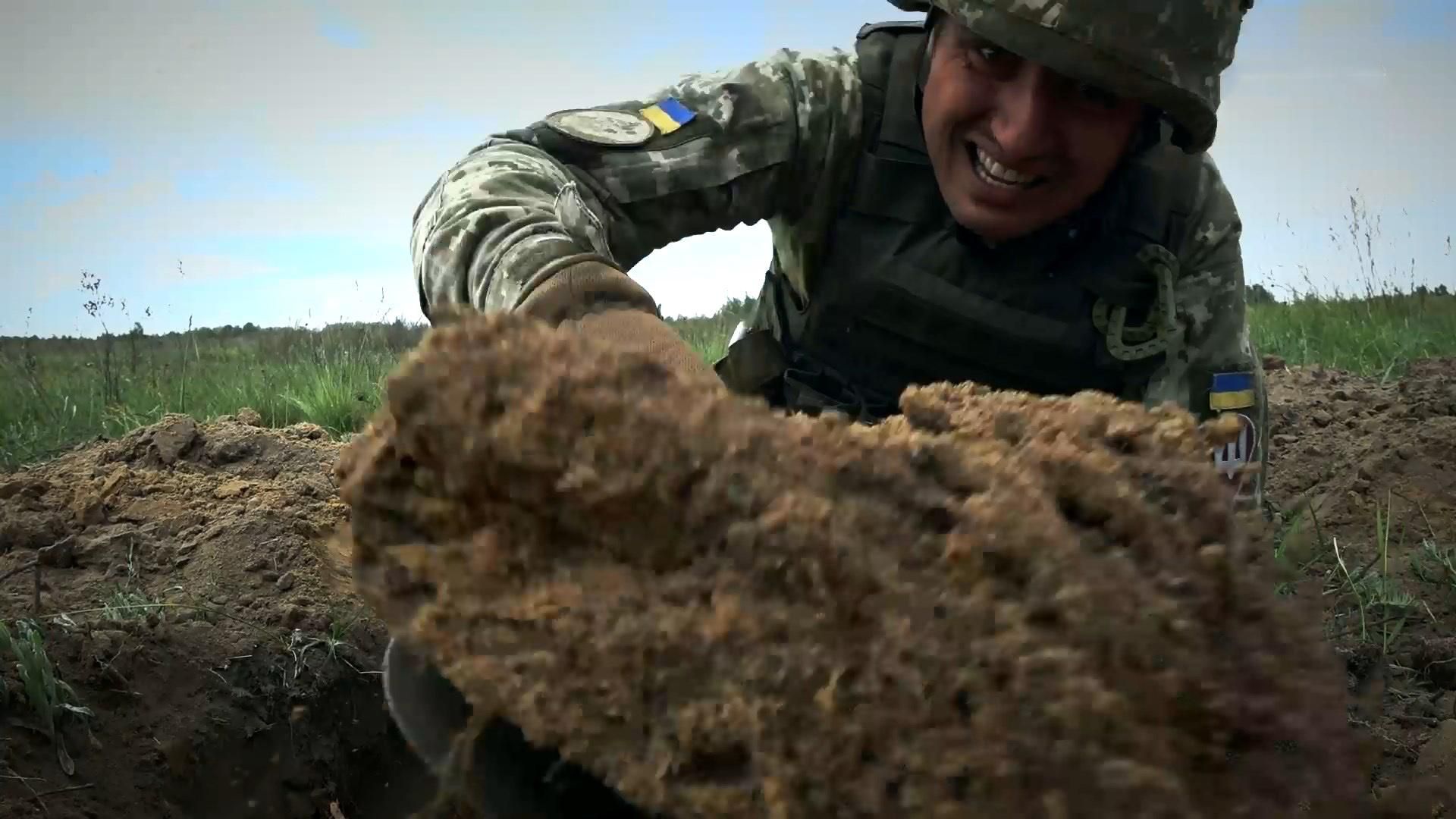 "Лопата – ваше життя": якими нещадними методами вчать окопуватись українських курсантів "Лопата – ваше життя": якими нещадними методами вчать окопуватись українських курсантів