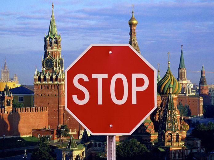 Даже звезды на кремлевских шпилях почернели, – Порошенко прокомментировал реакцию РФ на Томос