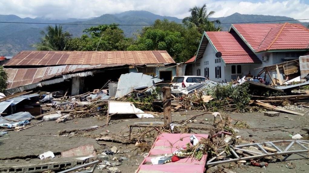 Індонезію сколихнув потужний землетрус та виверження вулкана: моторошні фото та відео