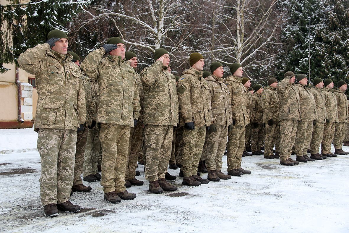 Украинские военнослужащие едут в Косово