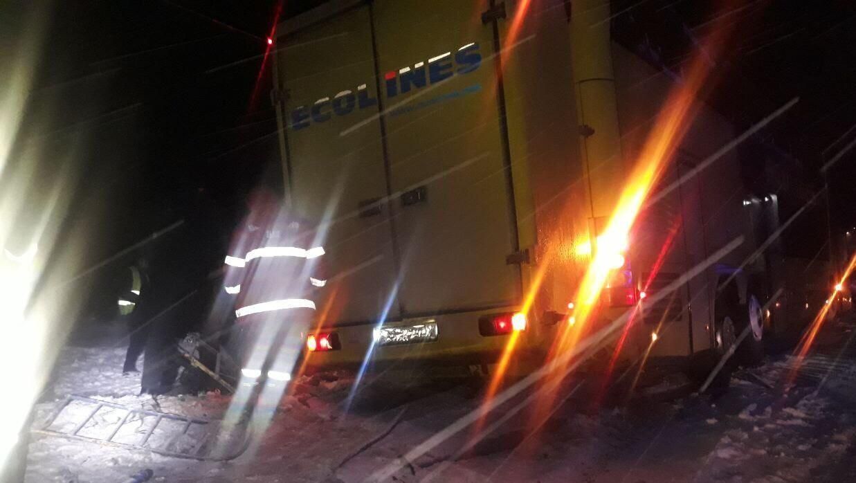 Смертельне зіткнення легковика та вантажівки на Львівщині: у ДТП загинули троє військових 