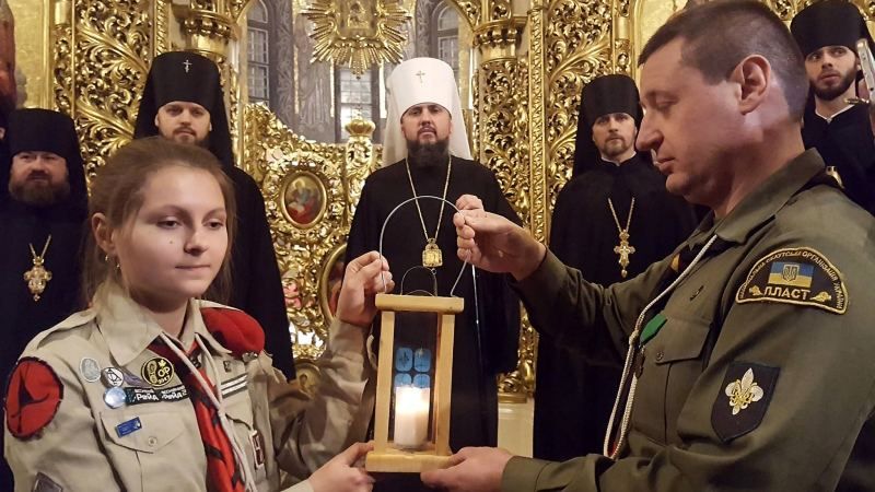 Українські пластуни передали Вифлеємський вогонь предстоятелю УПЦ Епіфанію: фото Українські пластуни передали Вифлеємський вогонь предстоятелю УПЦ Епіфанію: фото