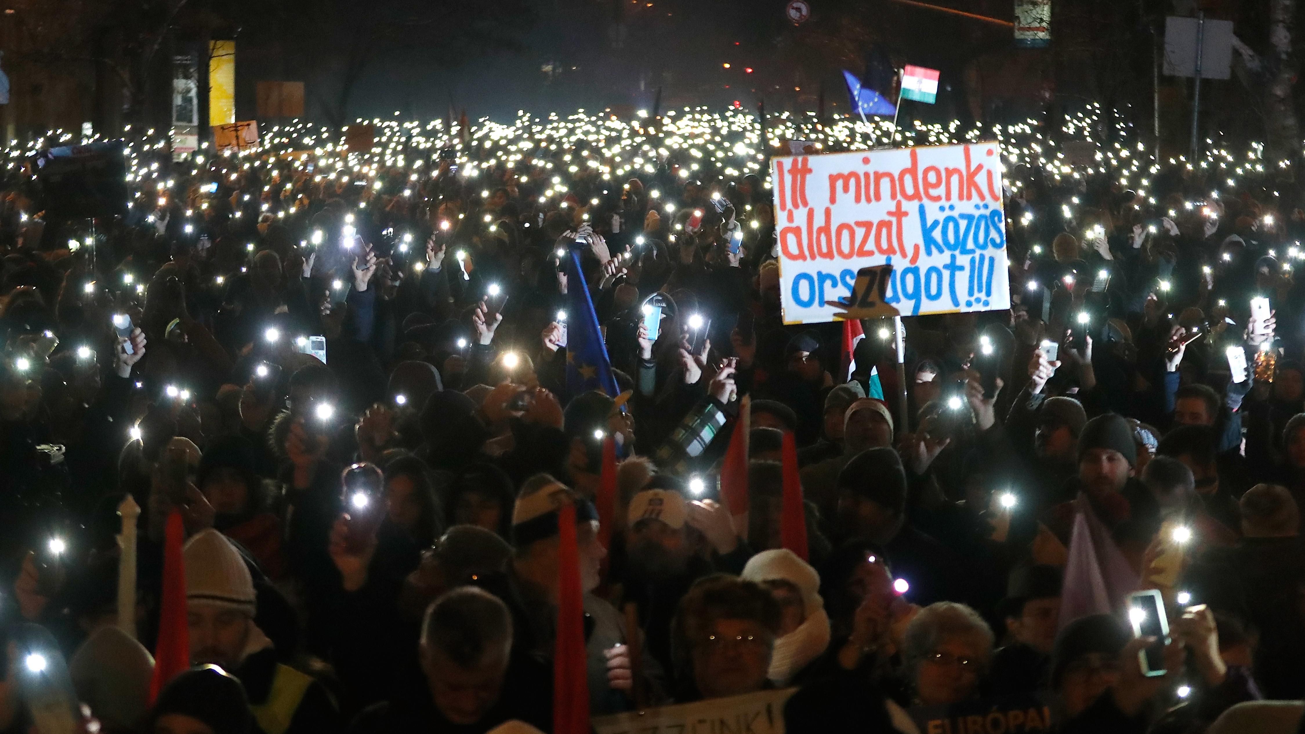 "Все, що я хочу на Різдво – це демократія": в Угорщині не вщухають антиурядові протести