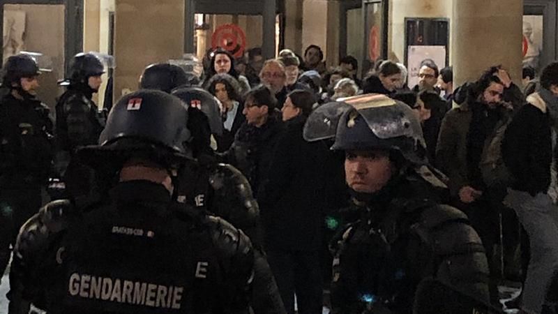 У Парижі мігранти, вимагаючи офіційної реєстрації в країні, намагалися прорватися у театр У Парижі мігранти, вимагаючи офіційної реєстрації в країні, намагалися прорватися у театр