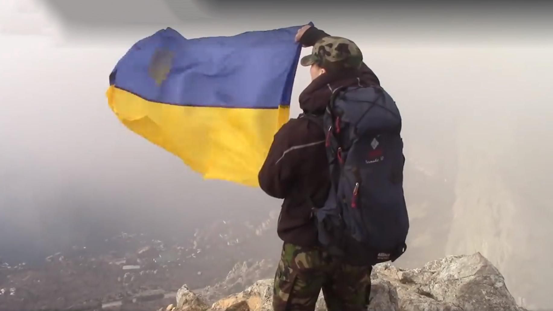 В аннексированном Крыму на горе развернули украинский флаг: видео В аннексированном Крыму на горе развернули украинский флаг: видео