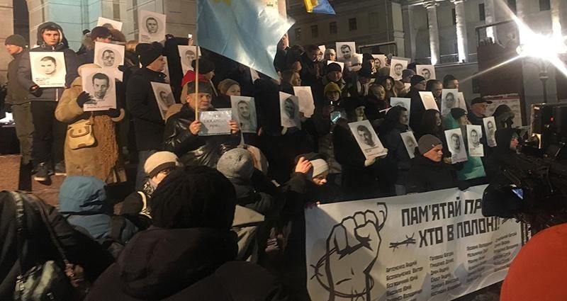 Активісти зі зворушливими плакатами вийшли на Майдан підтримати українських моряків: фото Активісти зі зворушливими плакатами вийшли на Майдан підтримати українських моряків: фото