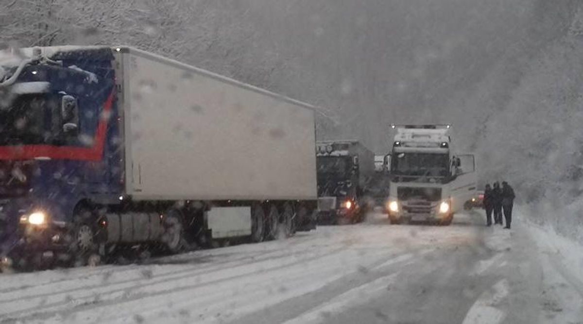 У Львівській області через сильний снігопад обмежили рух фур на трасі міжнародного значення У Львівській області через сильний снігопад обмежили рух фур на трасі міжнародного значення
