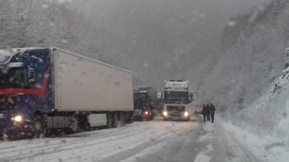Во Львовской области из-за сильного снегопада ограничили движение фур 