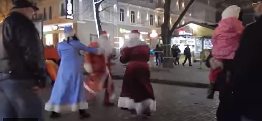 За место под елкой: в Одессе два деда мороза подрались прямо на глазах у детей – видео 18+