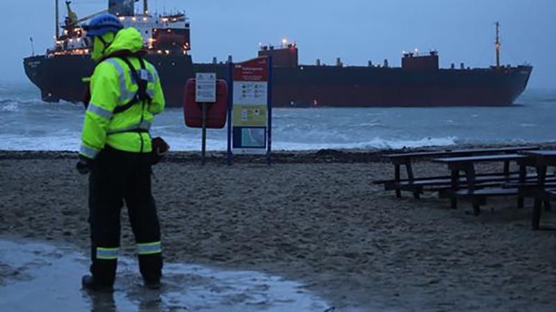 С судном из России с 18 моряками на борту произошла неприятность у берегов Британии: фото, видео