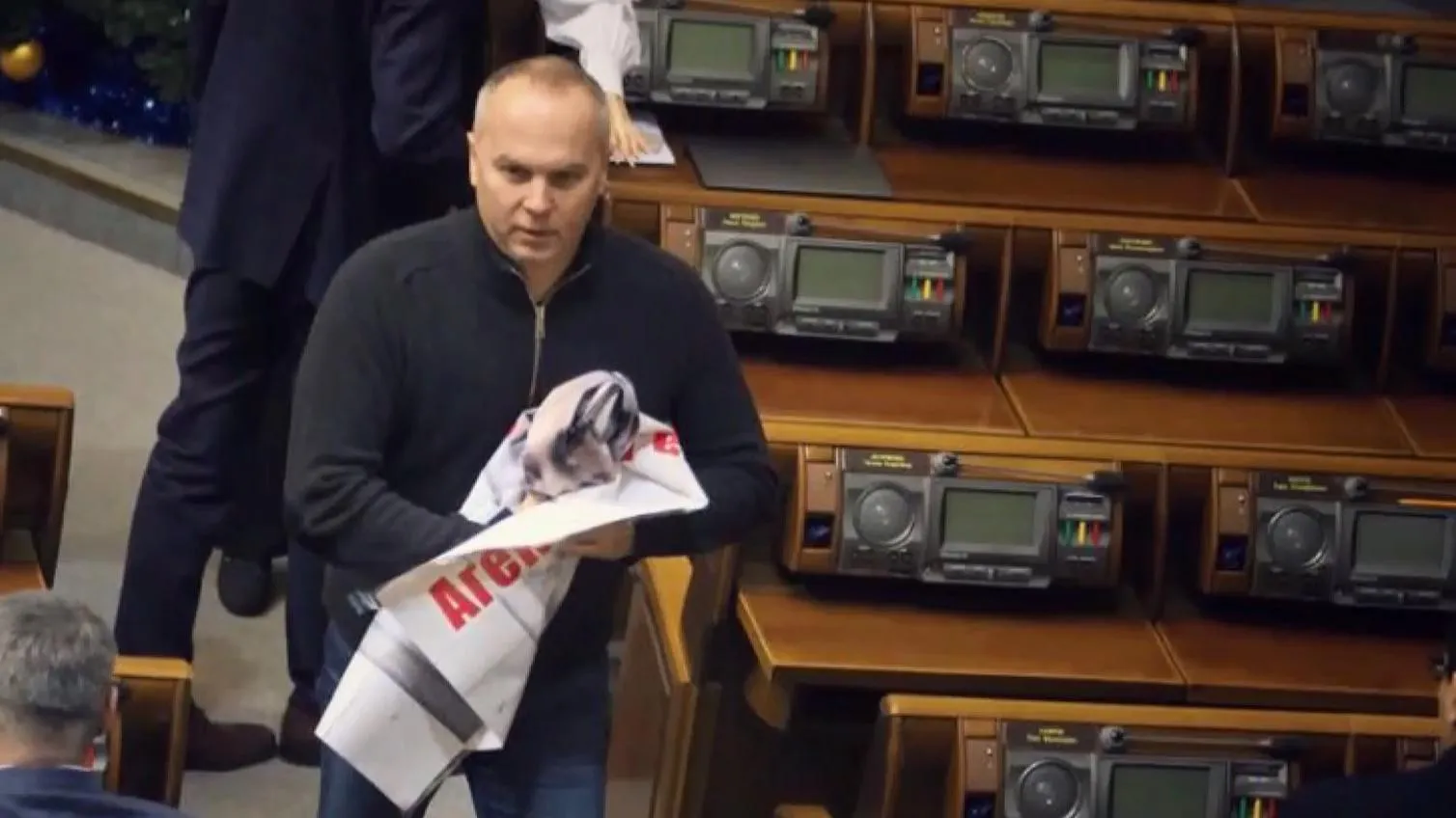 шуфрич зірвав плакат проти медведчук шуфрич зірвав плакат проти медведчук