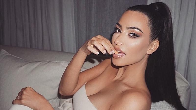Ким Кардашян примерила прозрачное платье на голое тело: фото 18+