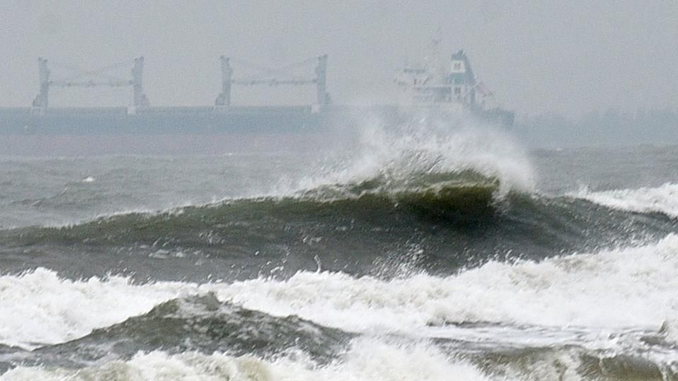 К берегам Индии добрался смертельный циклон: видео К берегам Индии добрался смертельный циклон: видео